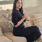 כותונת מכופתרת בגוון שחור