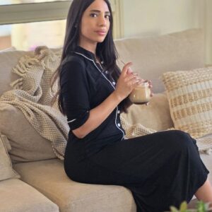 כותונת מכופתרת בגוון שחור